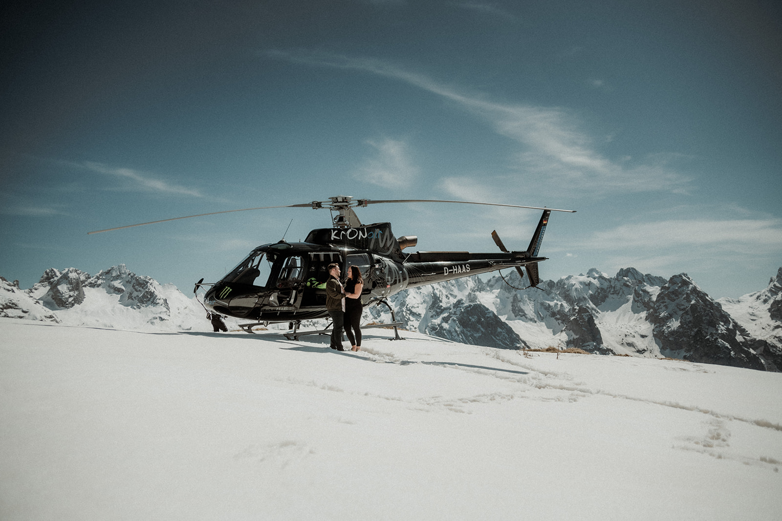 Heiratsantrag in den Bergen mit Helikopter Rundflug und Landun an einem besonderen ort im April