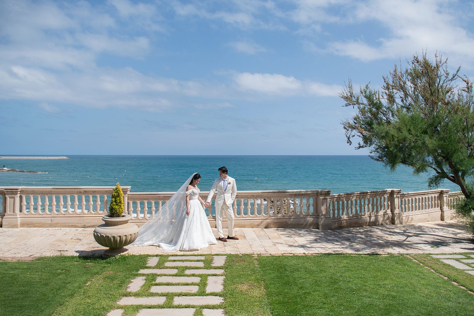 Destination wedding couple portrait by Fotoclip Studio, wedding photographer in Spain and Europe