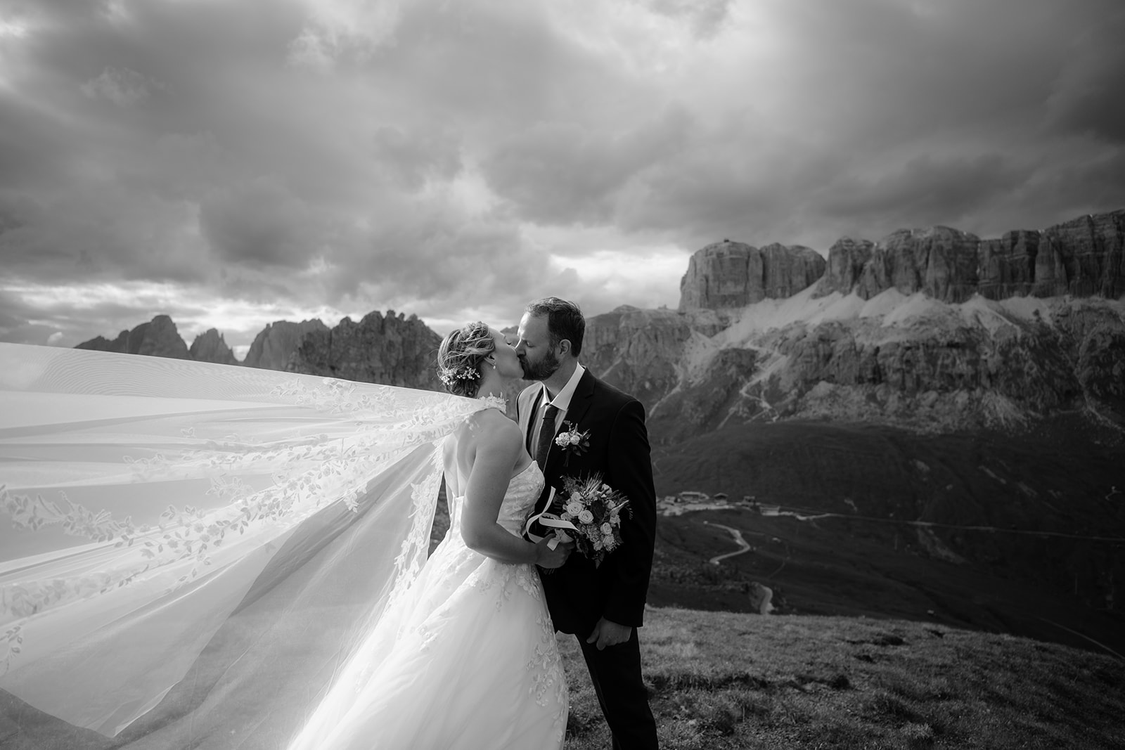 Sposarsi nelle Dolomiti – coppia che si bacia dopo la cerimonia di elopement nelle Dolomiti durante l’ora dorata