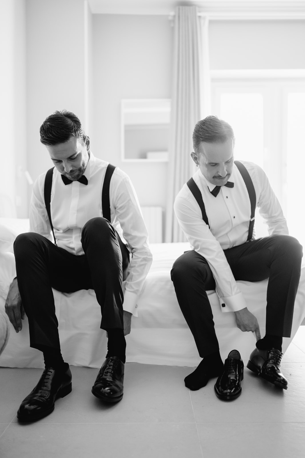 Preparazione intima e condivisa di due sposi LGBTQ prima della cerimonia - Ginnetti Studio