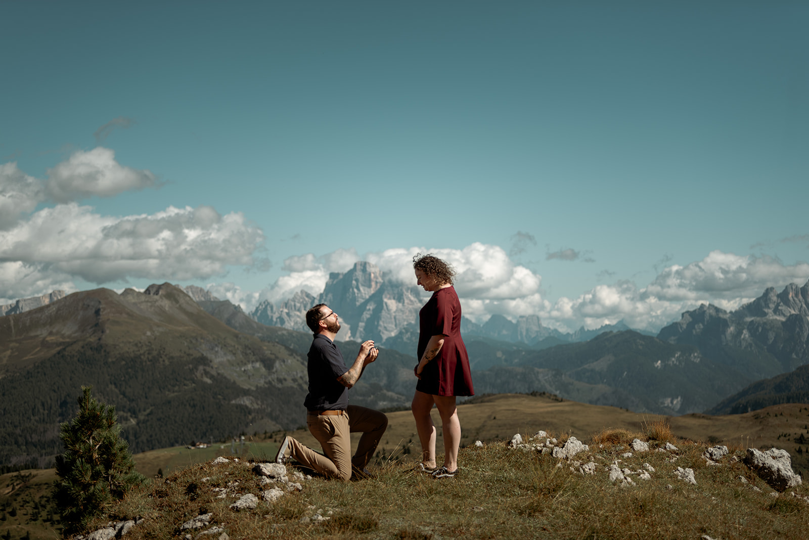 Heiratsantrag in den Bergen aud einem Aussichtspunk, abgelegen von den Pfad, und atemberaubendem Panorama auf den Dolomiten