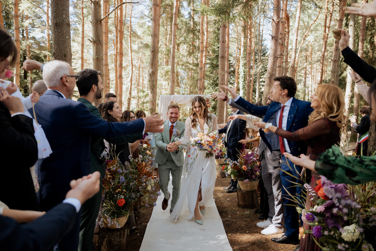 Momenti di festa e divertimento tra gli invitati immortalati da Ginnetti Studio