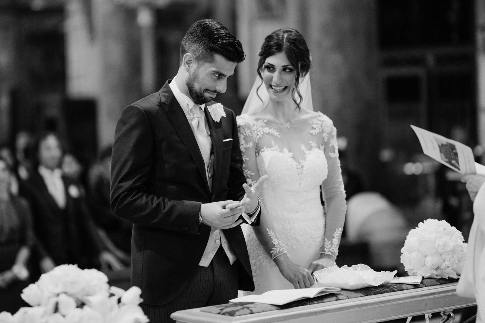 Espressione di puro stupore e gioia dello sposo catturata in un reportage di matrimonio spontaneo - Ginnetti Studio