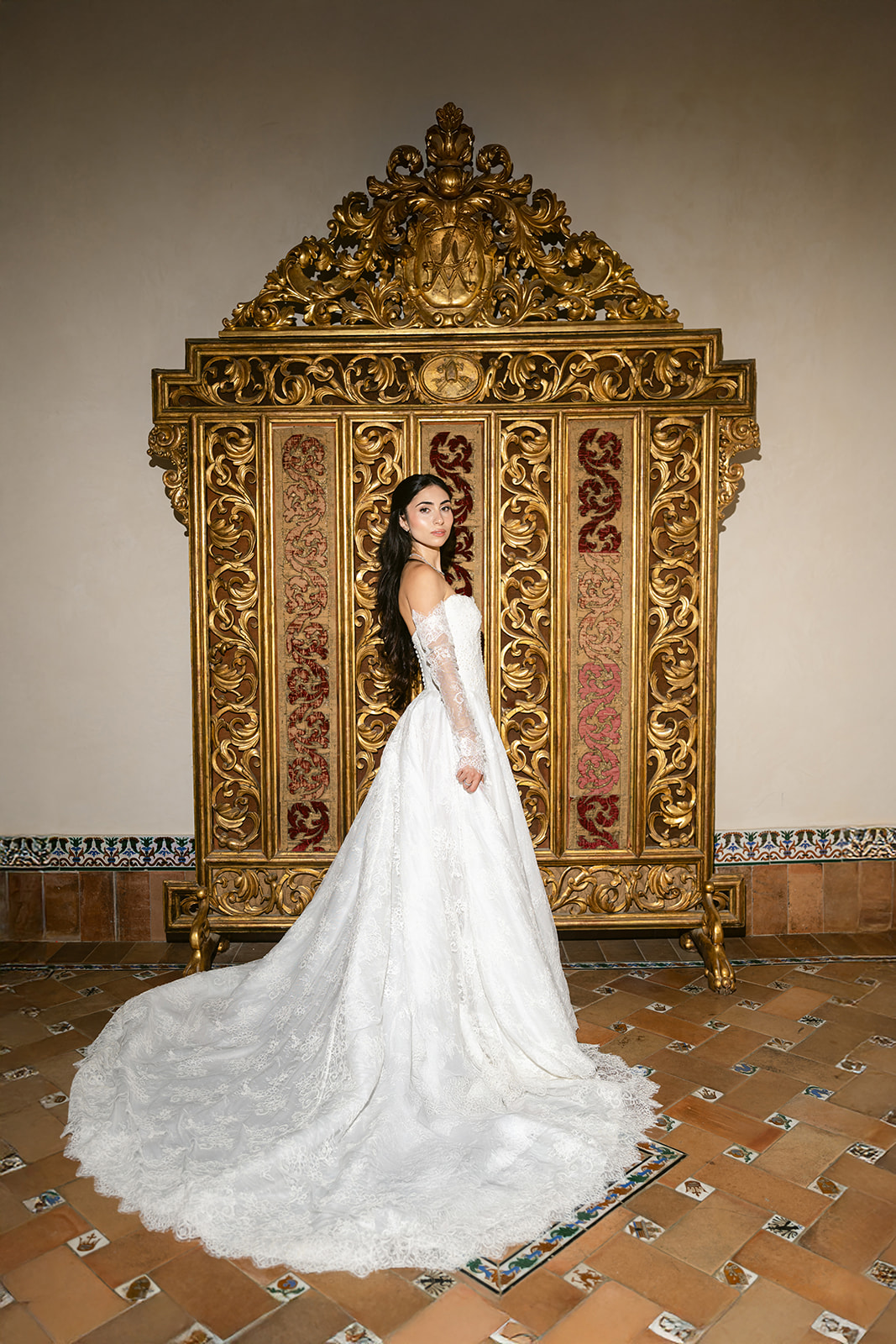 Bride in front of a gilded baroque altarpiece in Seville